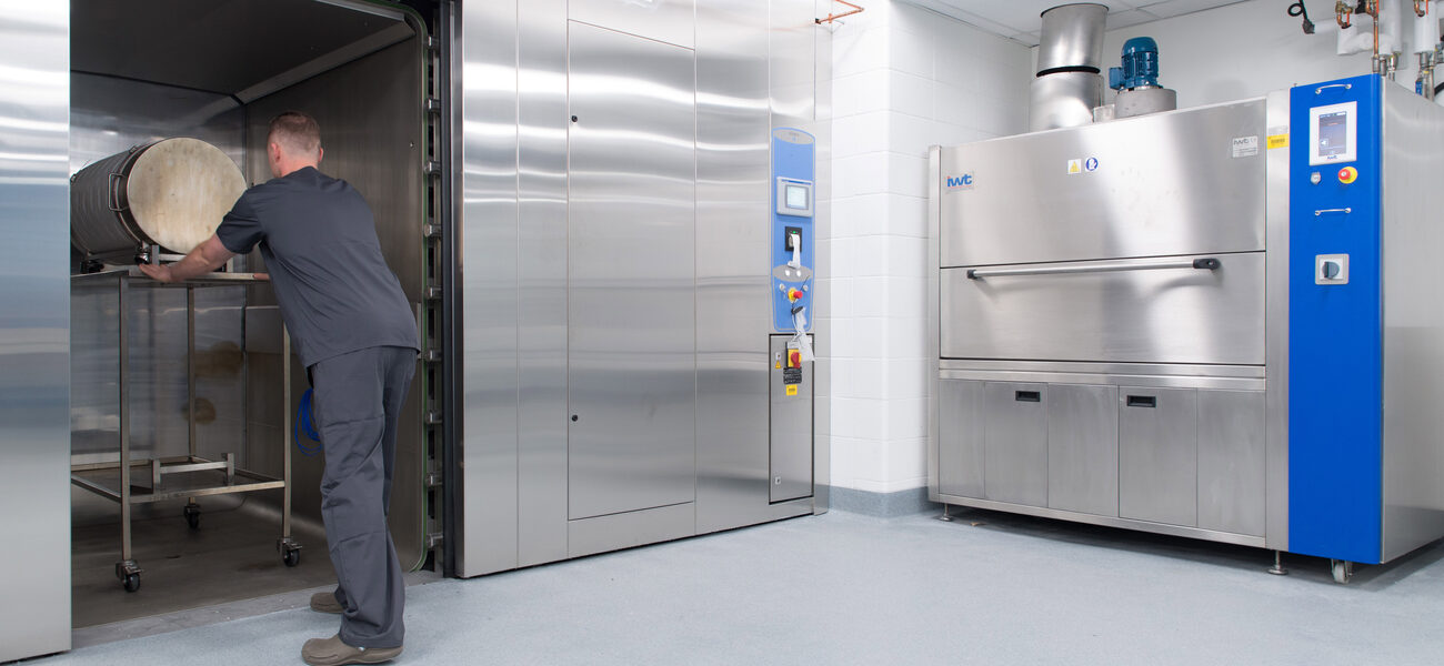 Autoclave and cage washer in Neutral Processing