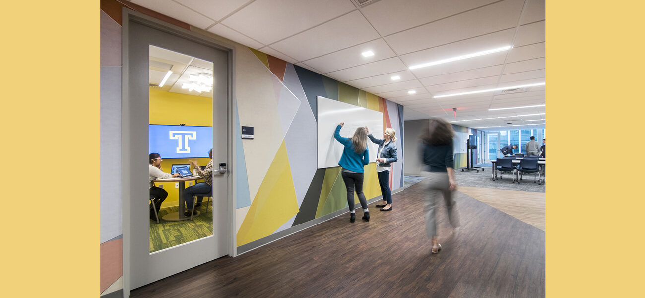 flex zone with meeting enclave and impromptu open huddle space